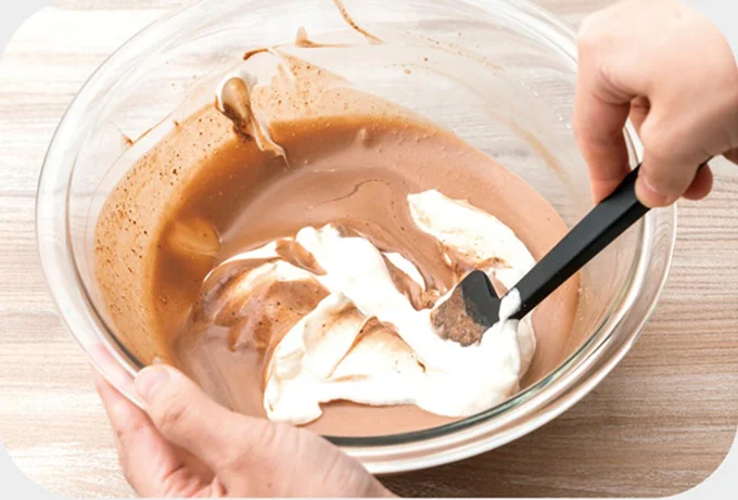 生クリーム120 ccを8分立てまで泡立てる