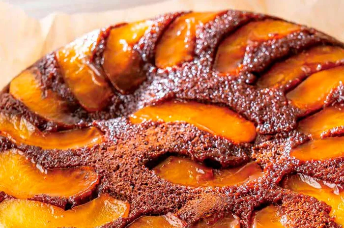 フライパンでタルトタタン風！バレンタインに「キャラメルショコラパンケーキ」