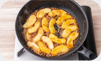 16等分にカットしたりんご1個分を加えて3分煮る