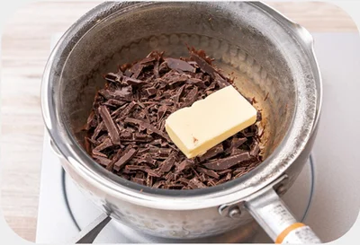 バター20gを加えて湯煎で溶かす