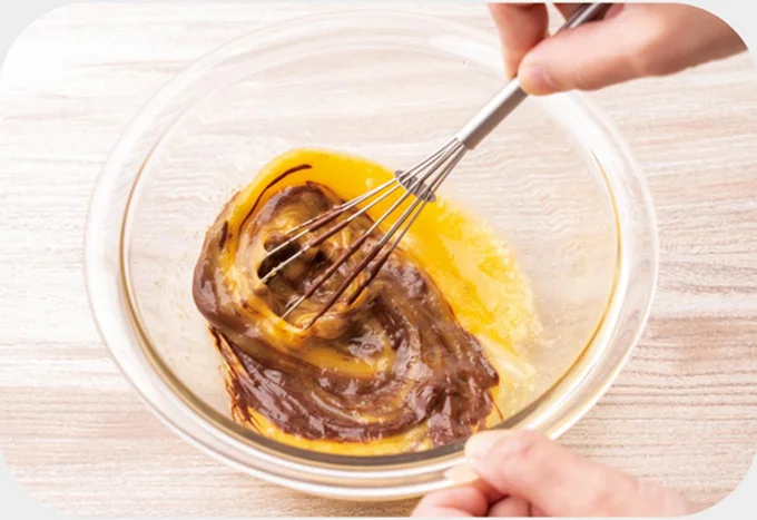 ボウルにAを混ぜたら、1の溶かしたチョコレートを少しずつ加え混ぜる