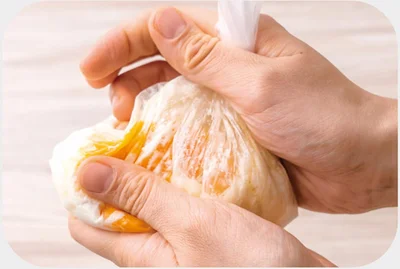 袋に絹豆腐100gを入れて滑らかになるまで揉む