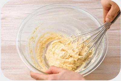 泡立て器で「大きく混ぜて、生地を落とす」動作を10～20回繰り返して混ぜる