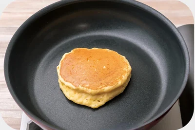 2～3分焼いたら器に移し、バターや蜂蜜をかける