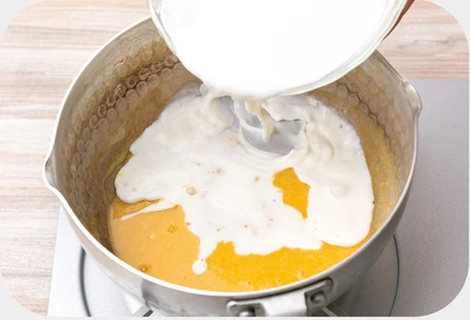 牛乳180ccを加え混ぜる