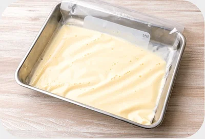 平らにして冷凍庫で3時間凍らせる