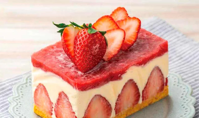 旬の苺とチーズケーキをまるごとアイスにした「アイスチーズケーキ」