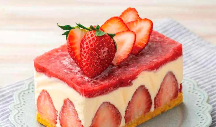 旬の苺とチーズケーキをまるごとアイスにした「アイスチーズケーキ」