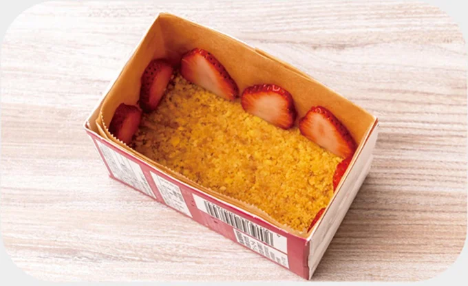 細かく砕いたクッキーと溶かしバターをよく混ぜたら型に敷き詰める