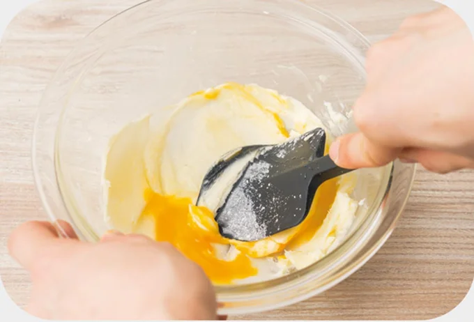 ボウルに常温のクリームチーズを入れて練る