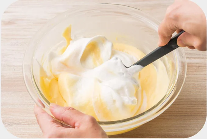 ハンドミキサーでしっかりとしたメレンゲを作る
