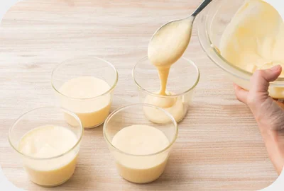 耐熱カップに6分目まで生地を入れる