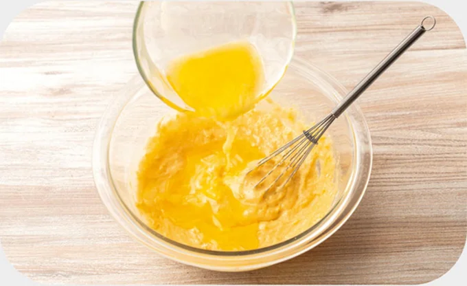 溶かしたバターを加え混ぜる