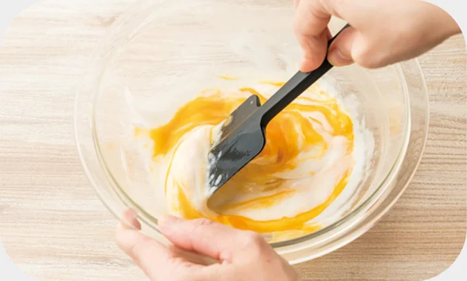 白玉粉に水を少しずつ加え、白玉粉の粒をなくすようにすり混ぜる