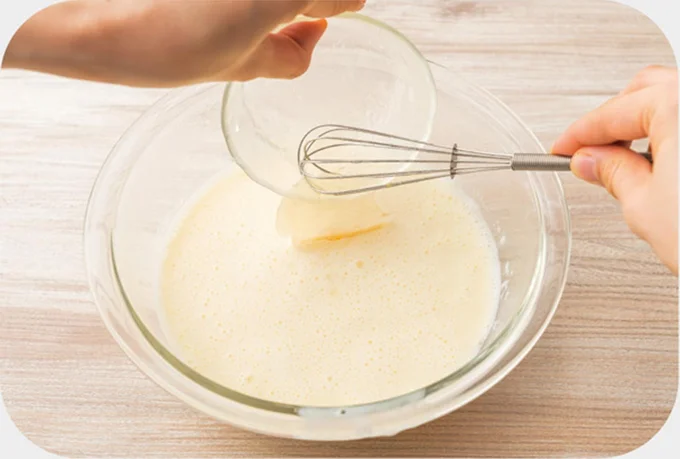 液が熱いうちに、ふやかしておいたゼラチンを加え混る