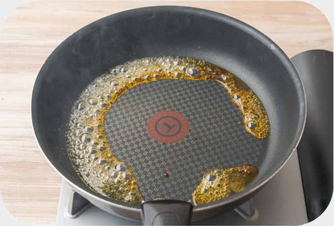 フライパンにCを入れて中火で加熱する