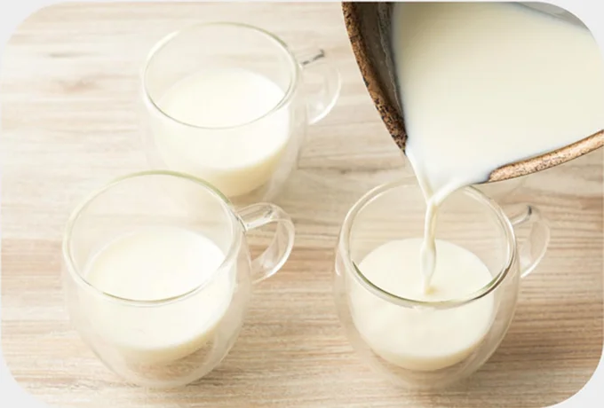 プリン容器3~ 4個に注ぎ入れ、冷蔵庫で冷やし固める