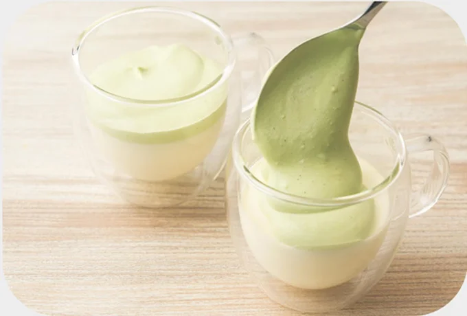 ボウルでBを混ぜたら、市販のホイップクリームを加え混ぜてプリンの上にのせる