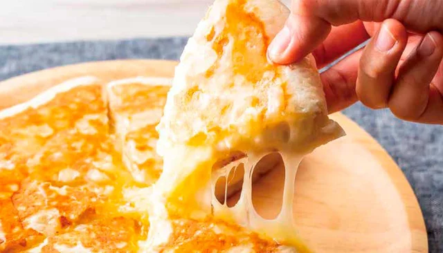 レンチンで時短発酵！蜂蜜×チーズが甘じょっぱい「フライパンでチーズナン」