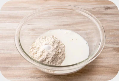 ボウルに強力粉を入れて片側に寄せ、強力粉のてっぺんに塩を置く