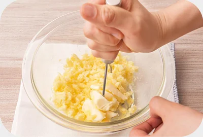 さつまいもは皮を剥いて角切りにして水でさらし、レンジ加熱する