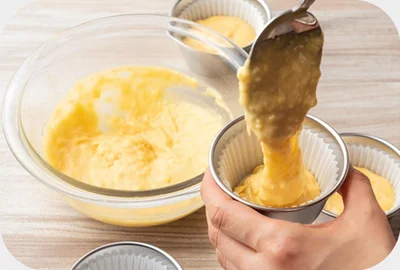 耐熱のプリンカップやココットにグラシン紙をのせ、6分目まで生地を注ぐ