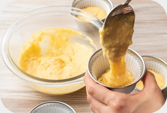 耐熱のプリンカップやココットにグラシン紙をのせ、6分目まで生地を注ぐ