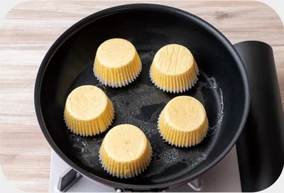 表面が下になるように置き、焼き色を付ける