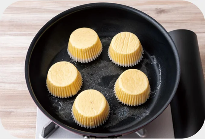 表面が下になるように置き、焼き色を付ける