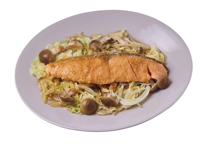 【管理栄養士のラク食べダイエット】鮭のうま味とみそのコクがたまらん～！ 「鮭のちゃんちゃん焼き」