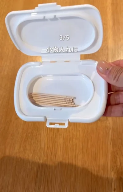 フタを2枚重ねて貼り合わせた「小物入れ」▶ポリ袋を入れてテーブル横に貼れば…（⇒次へ）