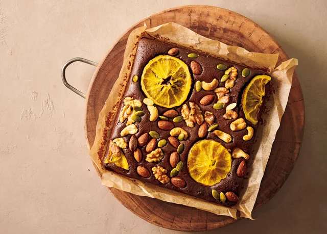 ビジュよし！ナッツとフルーツの甘煮がアクセント「オレンジブラウニー」