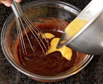 しっかり溶いた全卵を3回に分けて加え、その都度よく混ぜる