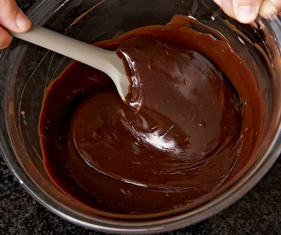 チョコレートが溶けなかったら追加で加熱する