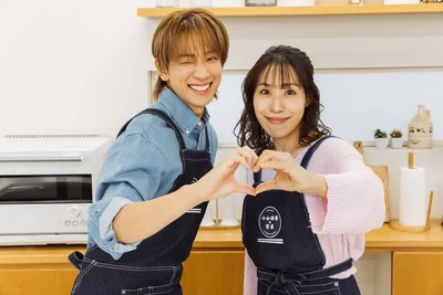 小山さんのリードでバレンタインデーらしいハートポーズを♪