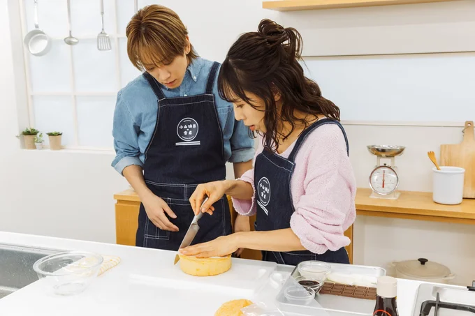 スポンジケーキの記事をハート型にカット