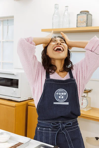 「イライラする〜」と頭を抱えるみきさん