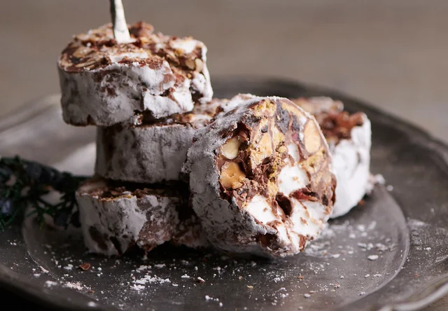 イタリアのお菓子「チョコレートのサラミ」。手軽に作れて手土産にもしやすい！