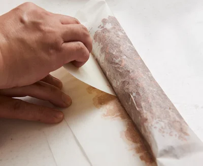 クッキングシートの上からカードで形をととのえ