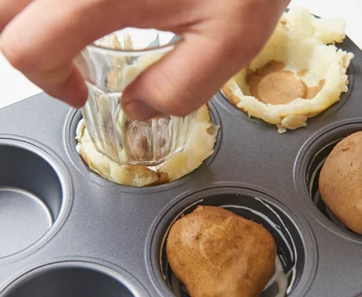 コップの底でつぶして器状にする