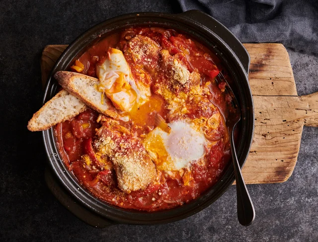 半熟卵を崩しながら食べるとコクがUP！「鶏肉のカチャトーラ」