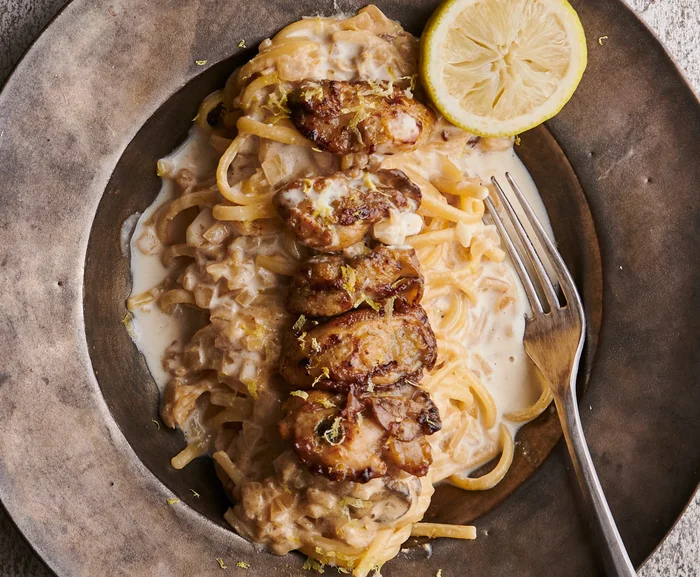 酸味がきいた軽やかなソースで仕上げる「牡蠣のレモンクリームリングイネ」