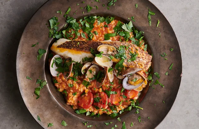 あさりのうまみが染みた豪華な一皿。「鯛のポワレのせボンゴレリゾット」