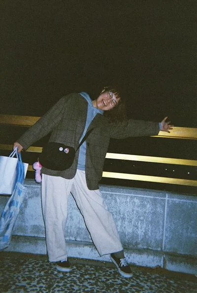 夜の撮影でフラッシュをたいて撮ったのだけはっきりくっきり　▶エモい写真撮れた？