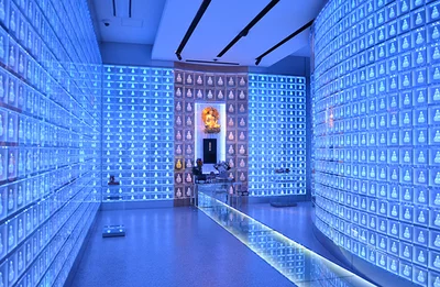 LEDのイルミネーションが美しい万松寺の納骨堂