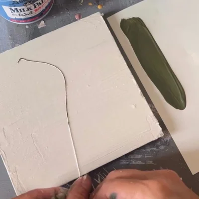 ペンキを含ませた糸を、キャンバスの上に自由に置きます　▶どうなる？