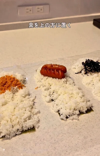 具材を置く▶ラップの両端を持ち…（⇒次へ）