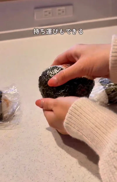 ラップを押さえて形を整える▶ふりかけおにぎりは…（⇒次へ）