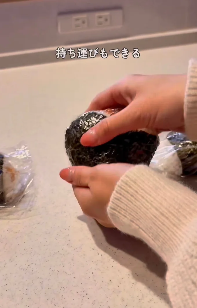 ラップを押さえて形を整える▶ふりかけおにぎりは…(⇒次へ)
