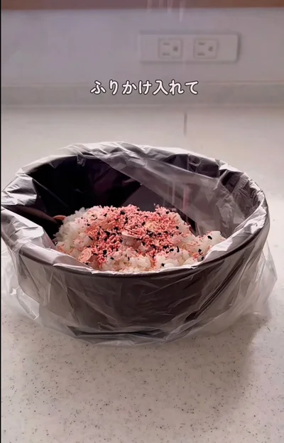 耐熱ポリ袋にごはん・ふりかけを投入▶袋に空気が入るよう持ち…（⇒次へ）